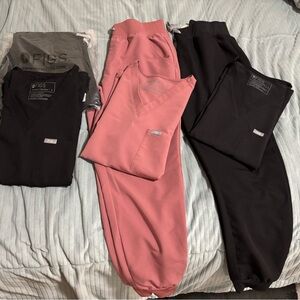 Figs scrub sets Black color and Mauve size Small